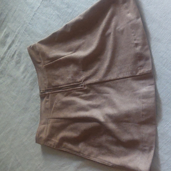 Tan suede skirt - Picture 2 of 5